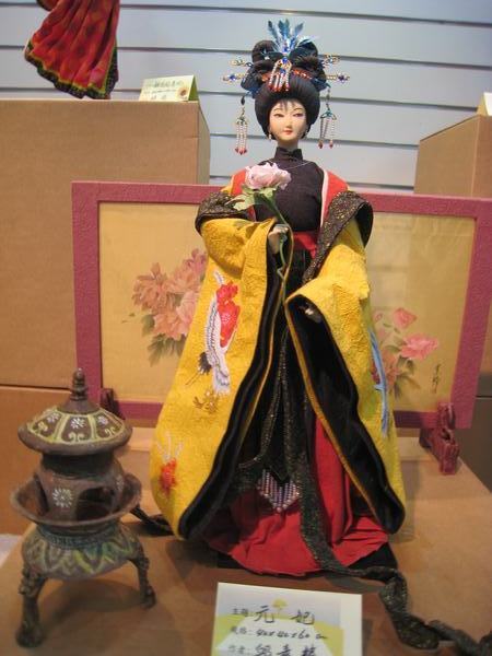 紙塑人物：元妃