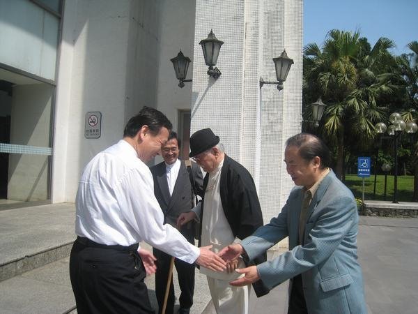 邱主委與劉老師親自接待李奇茂教授