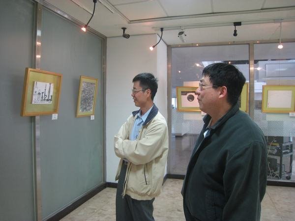 通識中心老師觀展：左起楊老師／黃老師　