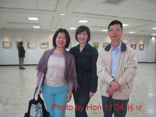 觀展留影：左起高醫大學畫家張淑德老師　　／通識中心林老師／楊老師
