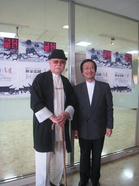 開幕茶會後留影：左起李奇茂教授／駐校藝術家劉老師